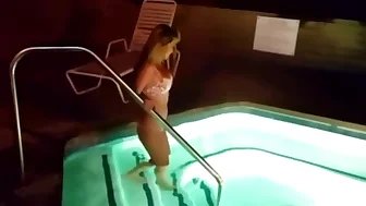 ASIAN HOTTIE HOTTUB CUM2