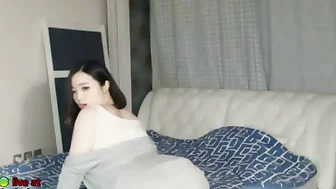 Korean teen camgirl splits on her bed