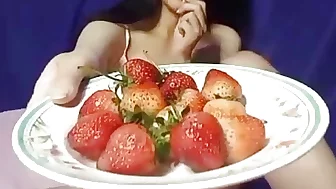 Sexy nude girl show pussy masturate and eat strawberry